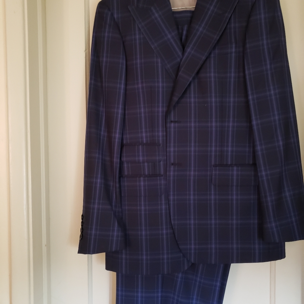 Men's 3 piece Tiglio Rosso suit. 100 % wool.   Perfect condition.